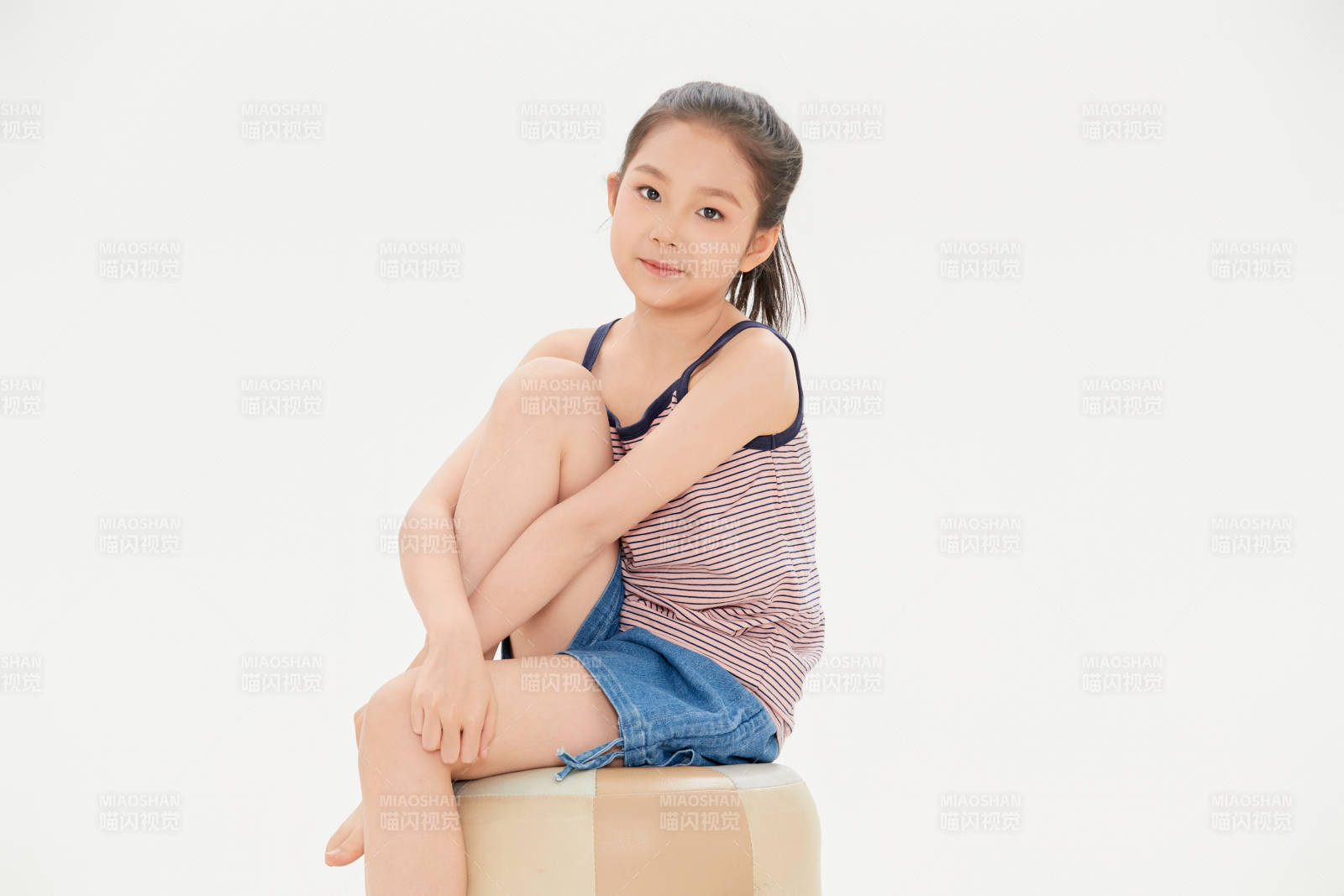 白色背景里的活泼可爱的中国小女孩儿童图片