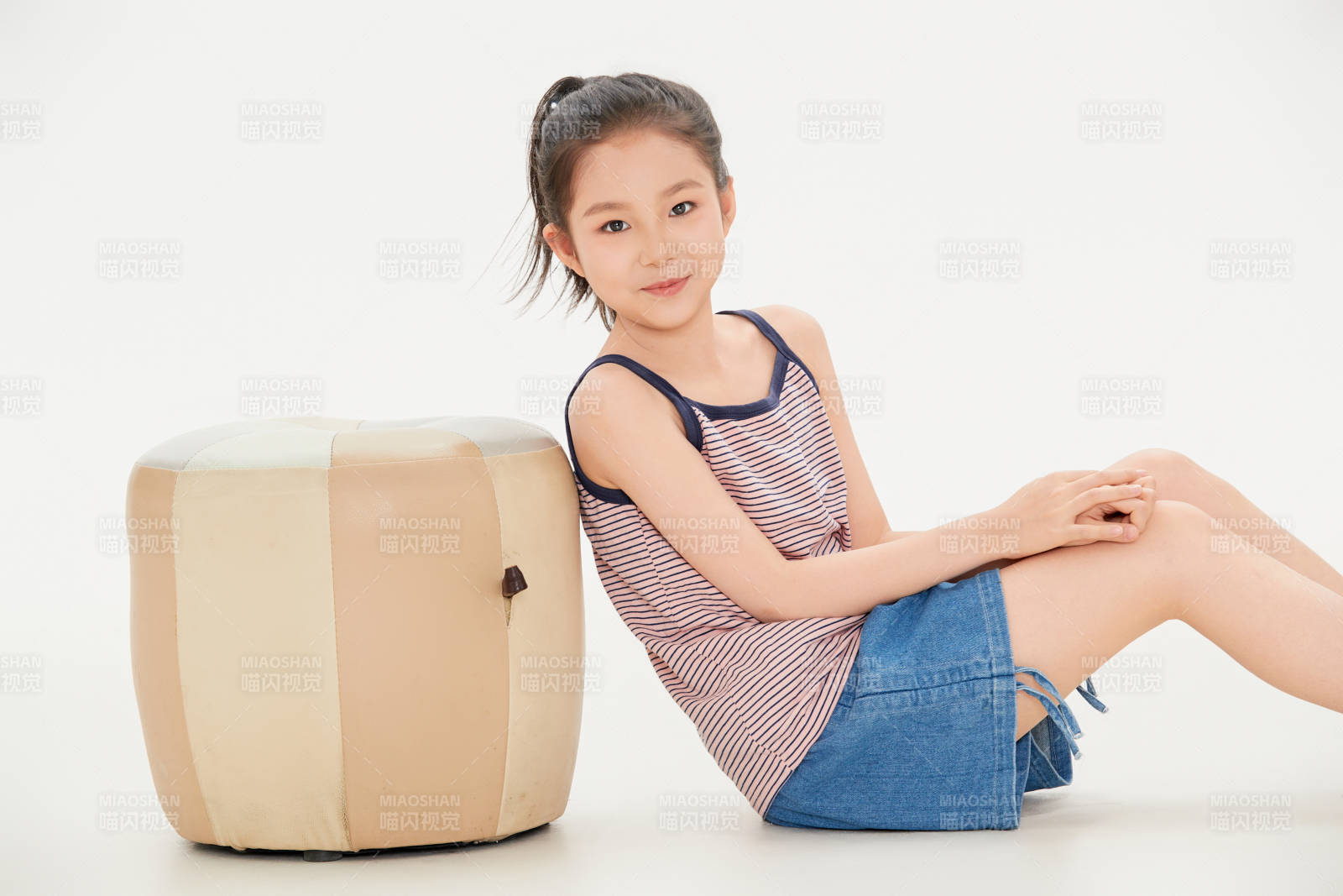 白色背景里的活泼可爱的中国小女孩儿童图片