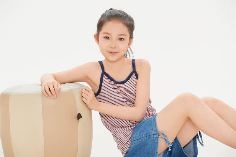 白色背景里的活泼可爱的中国小女孩儿童图片