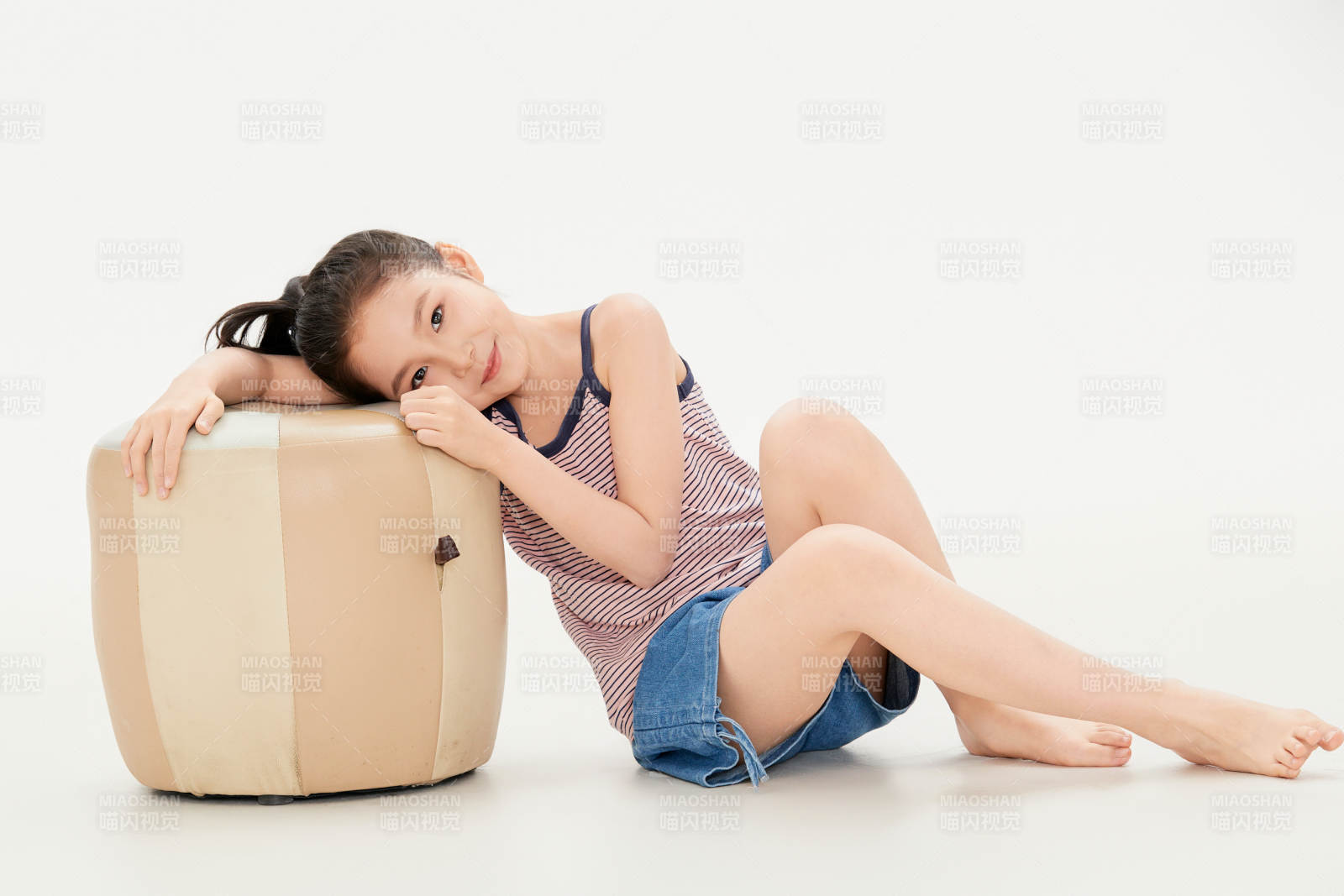 白色背景里的活泼可爱的中国小女孩儿童图片