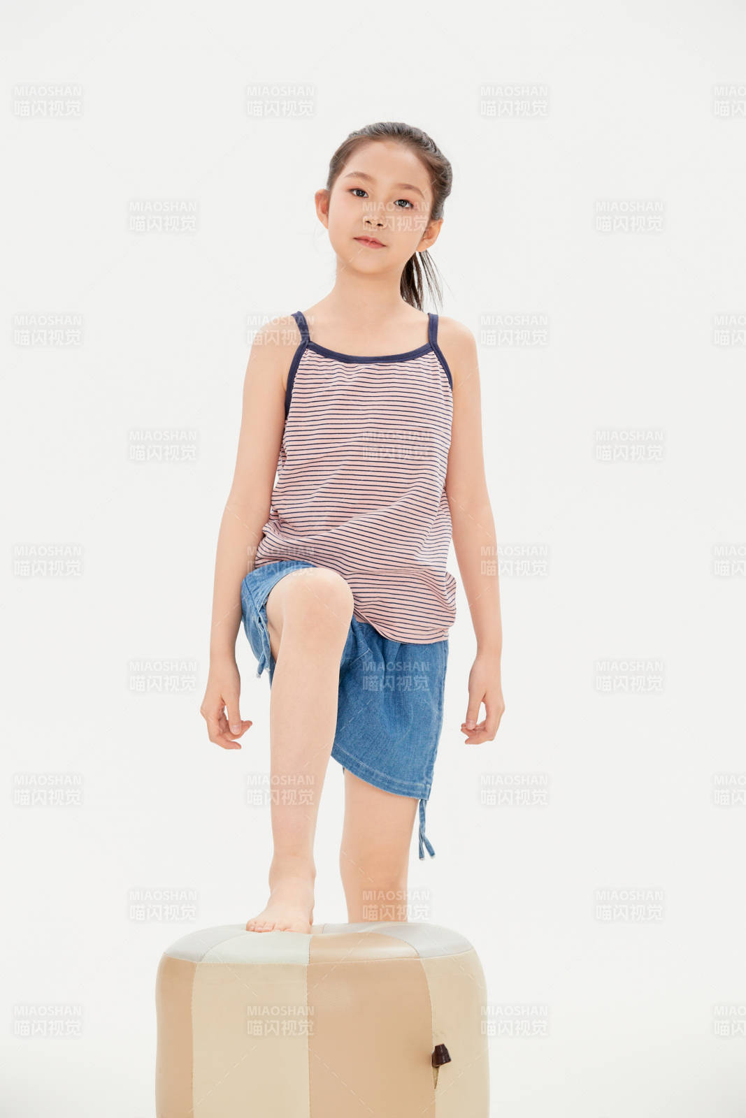 白色背景里的活泼可爱的中国小女孩儿童图片