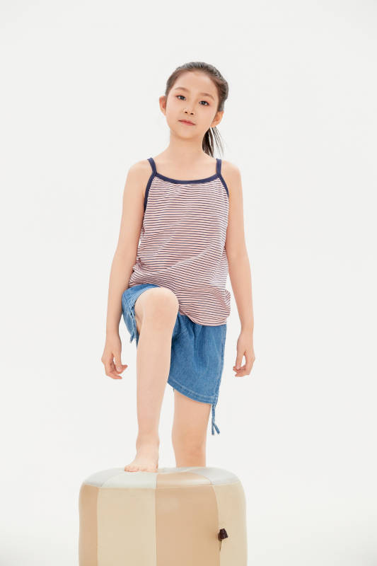 白色背景里的活泼可爱的中国小女孩儿童图片