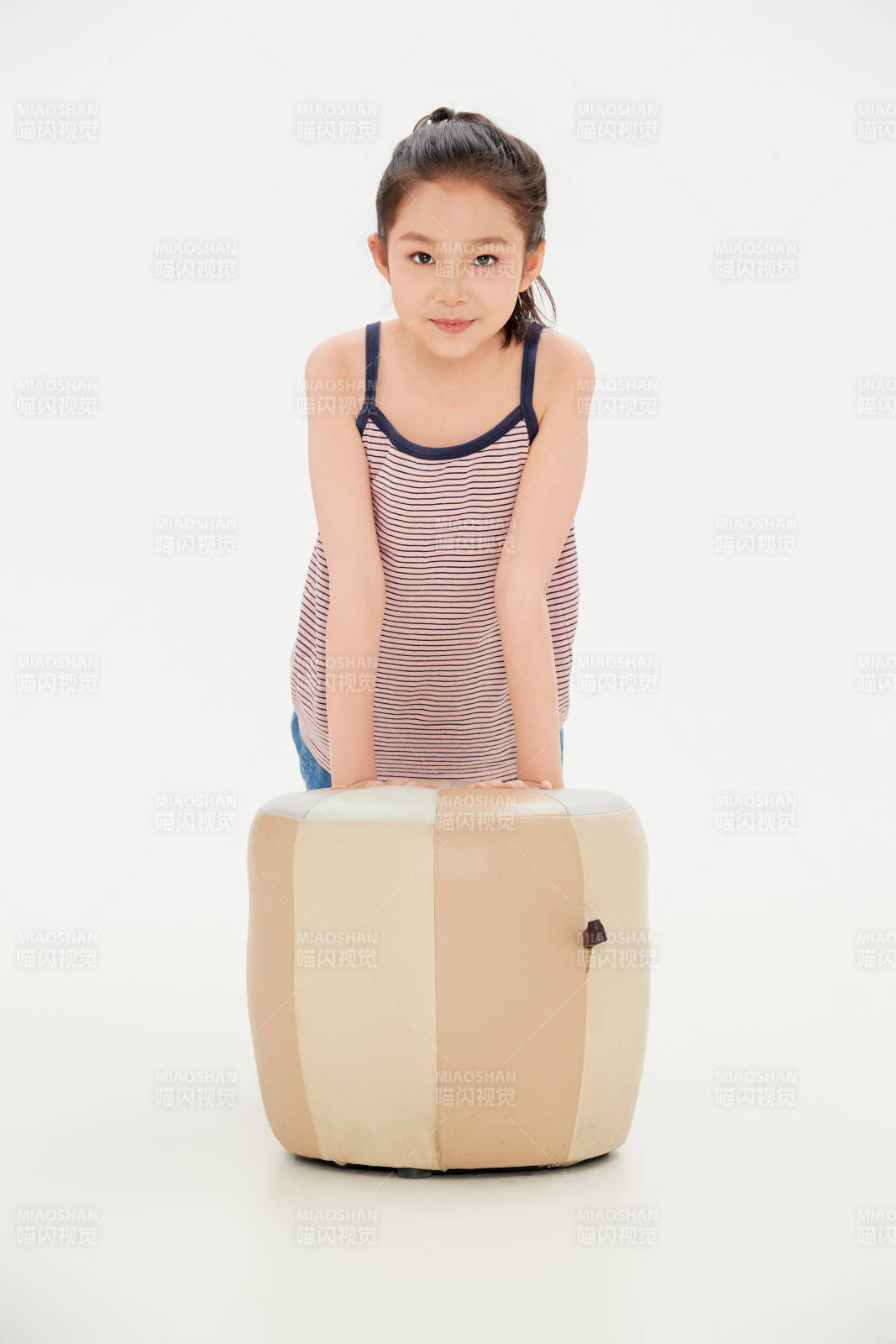 白色背景里的活泼可爱的中国小女孩儿童图片