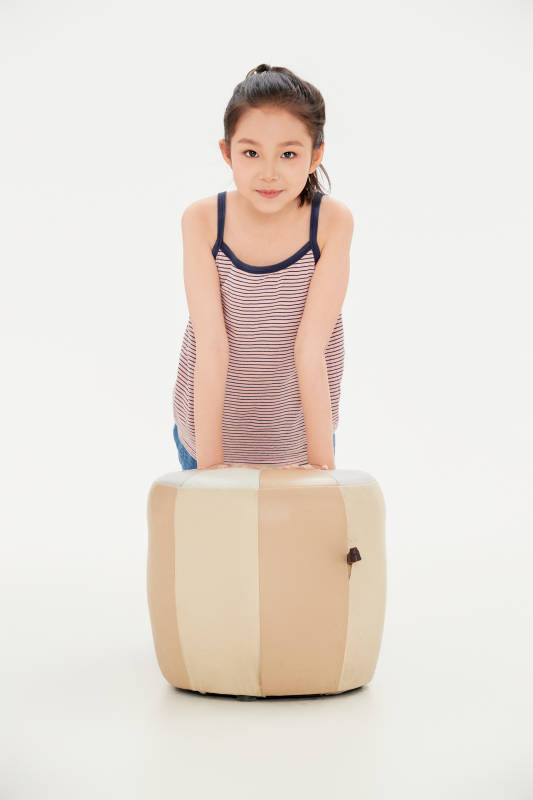 白色背景里的活泼可爱的中国小女孩儿童图片