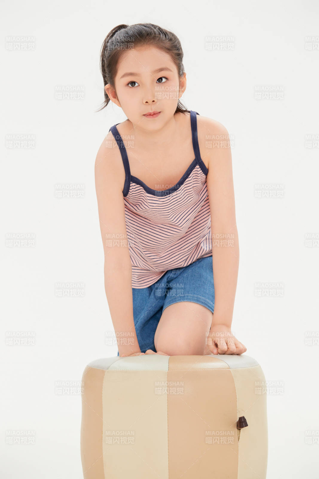 白色背景里的活泼可爱的中国小女孩儿童图片
