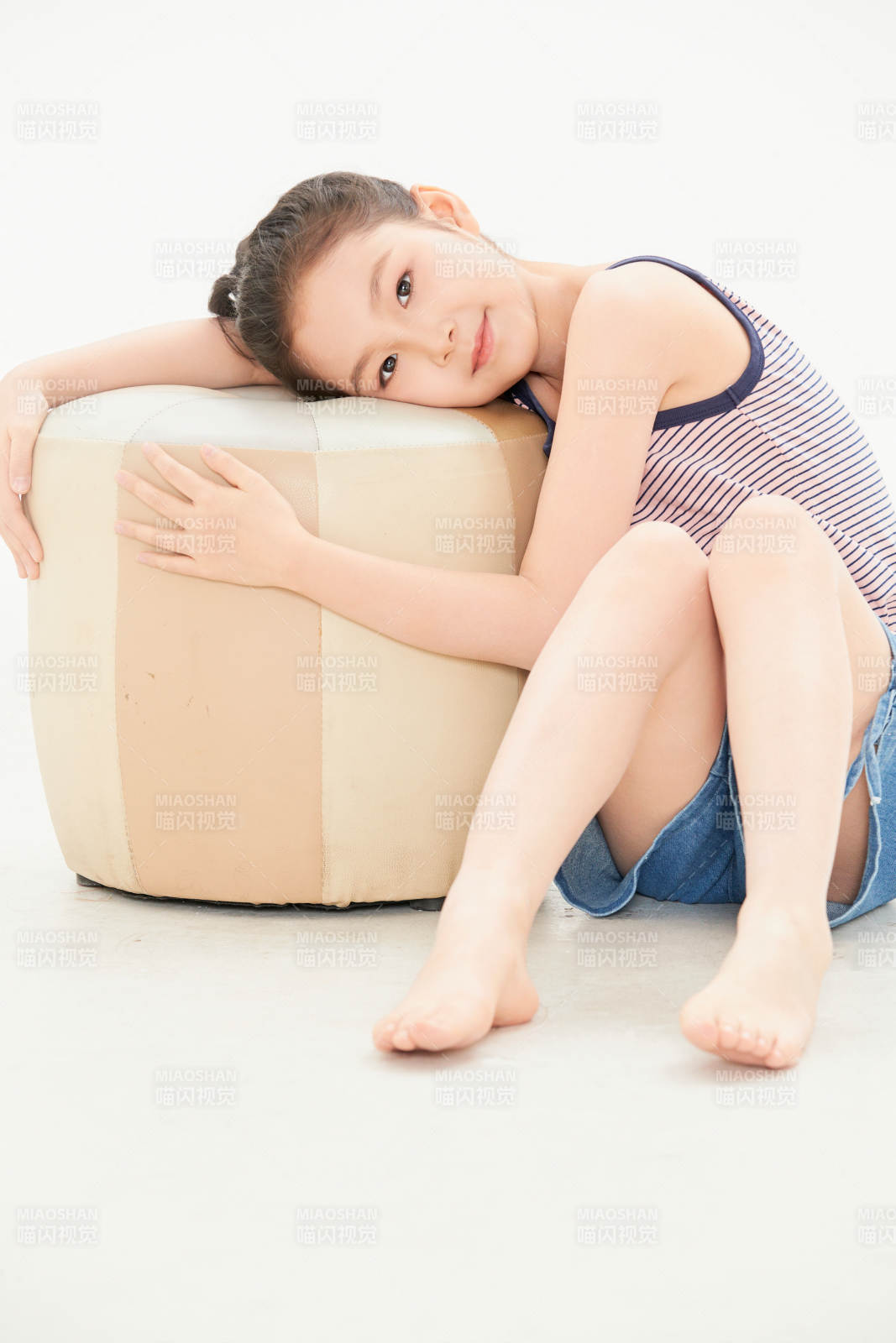 白色背景里的活泼可爱的中国小女孩儿童图片