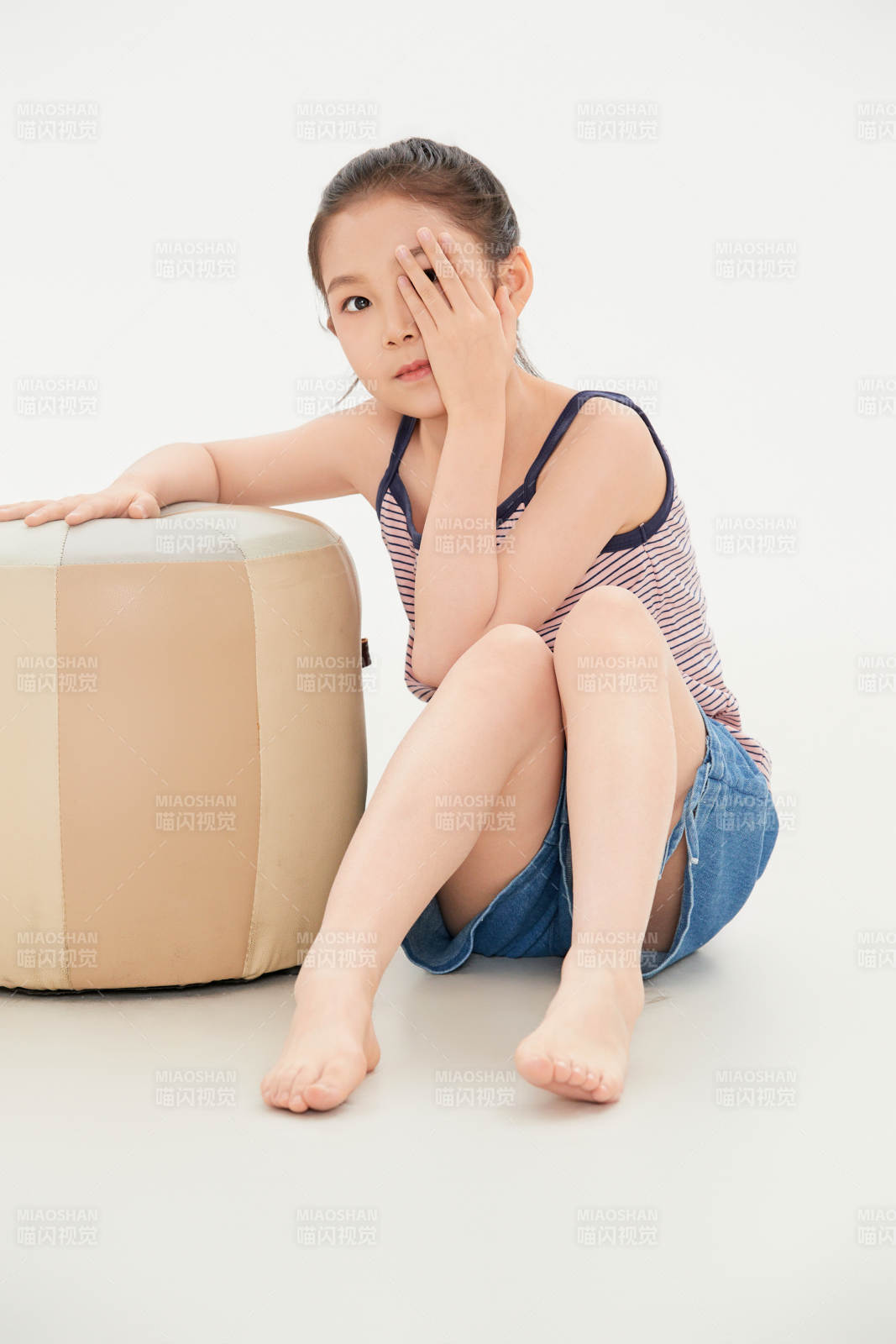 白色背景里的活泼可爱的中国小女孩儿童图片