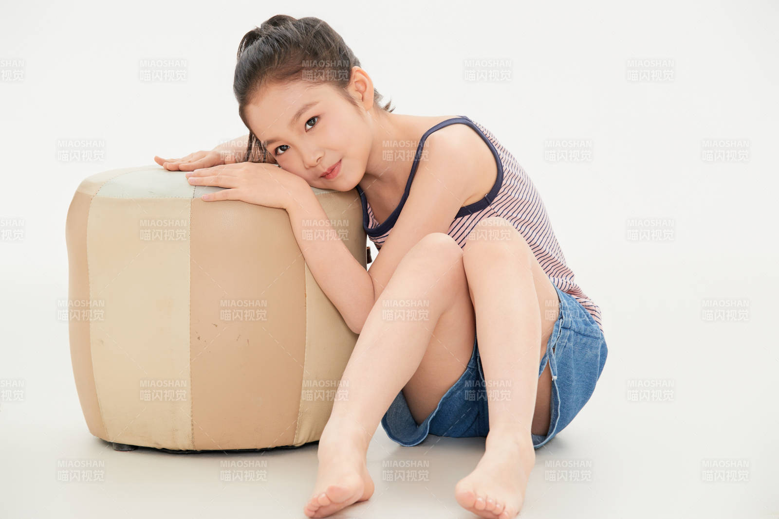 白色背景里的活泼可爱的中国小女孩儿童图片