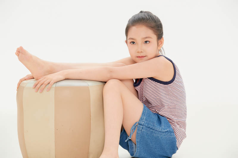 白色背景里的活泼可爱的中国小女孩儿童图片