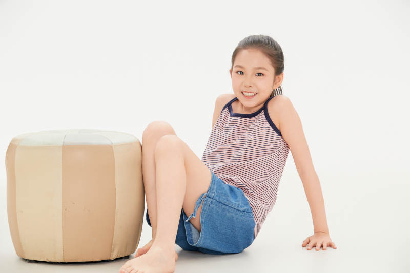 白色背景里的活泼可爱的中国小女孩儿童图片