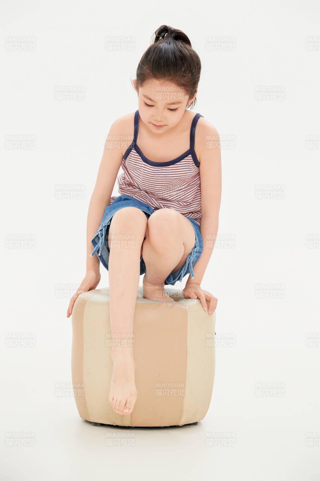 白色背景里的活泼可爱的中国小女孩儿童图片