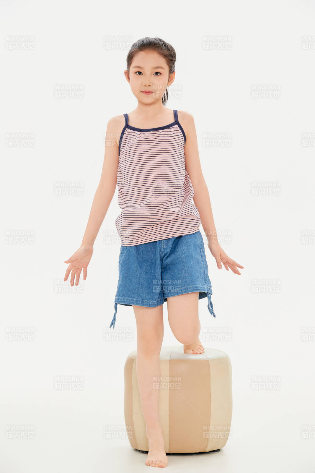 白色背景里的活泼可爱的中国小女孩儿童图片