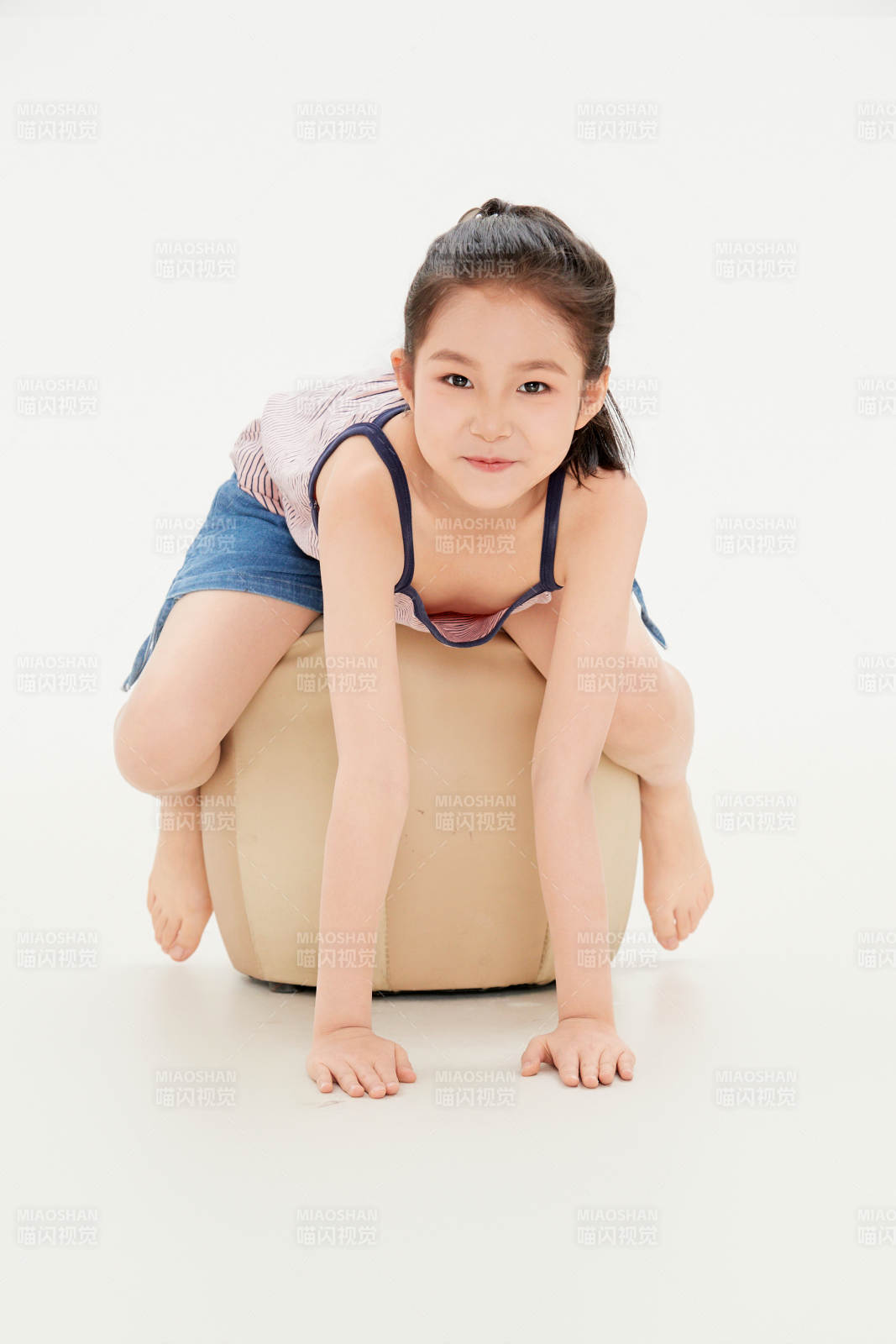 白色背景里的活泼可爱的中国小女孩儿童图片