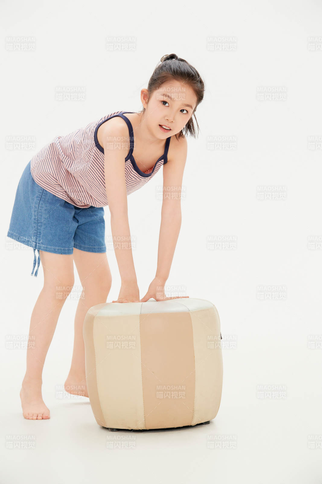 白色背景里的活泼可爱的中国小女孩儿童图片