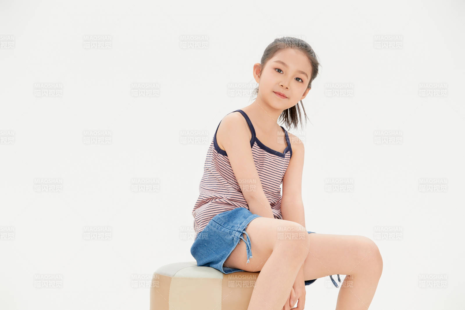 白色背景里的活泼可爱的中国小女孩儿童图片