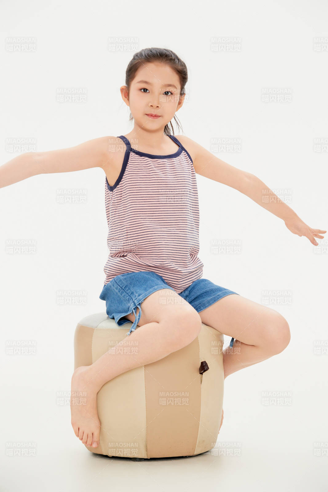 白色背景里的活泼可爱的中国小女孩儿童图片