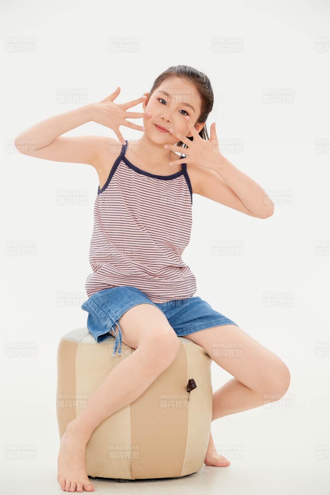 白色背景里的活泼可爱的中国小女孩儿童图片