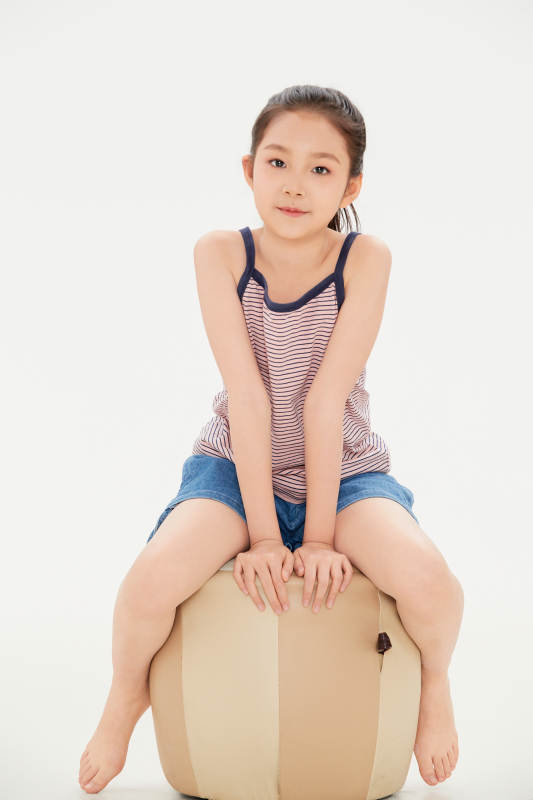 白色背景里的活泼可爱的中国小女孩儿童图片