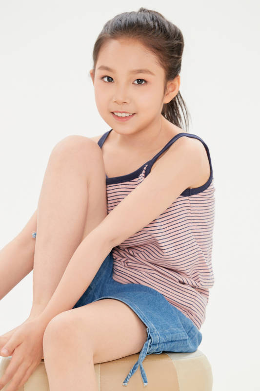 白色背景里的活泼可爱的中国小女孩儿童图片