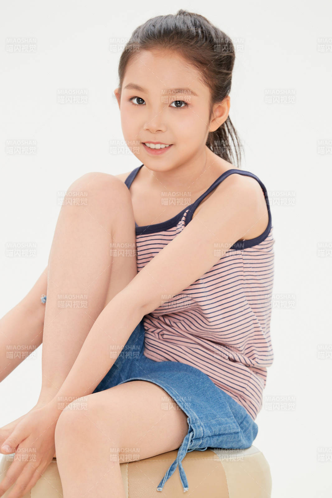 白色背景里的活泼可爱的中国小女孩儿童图片