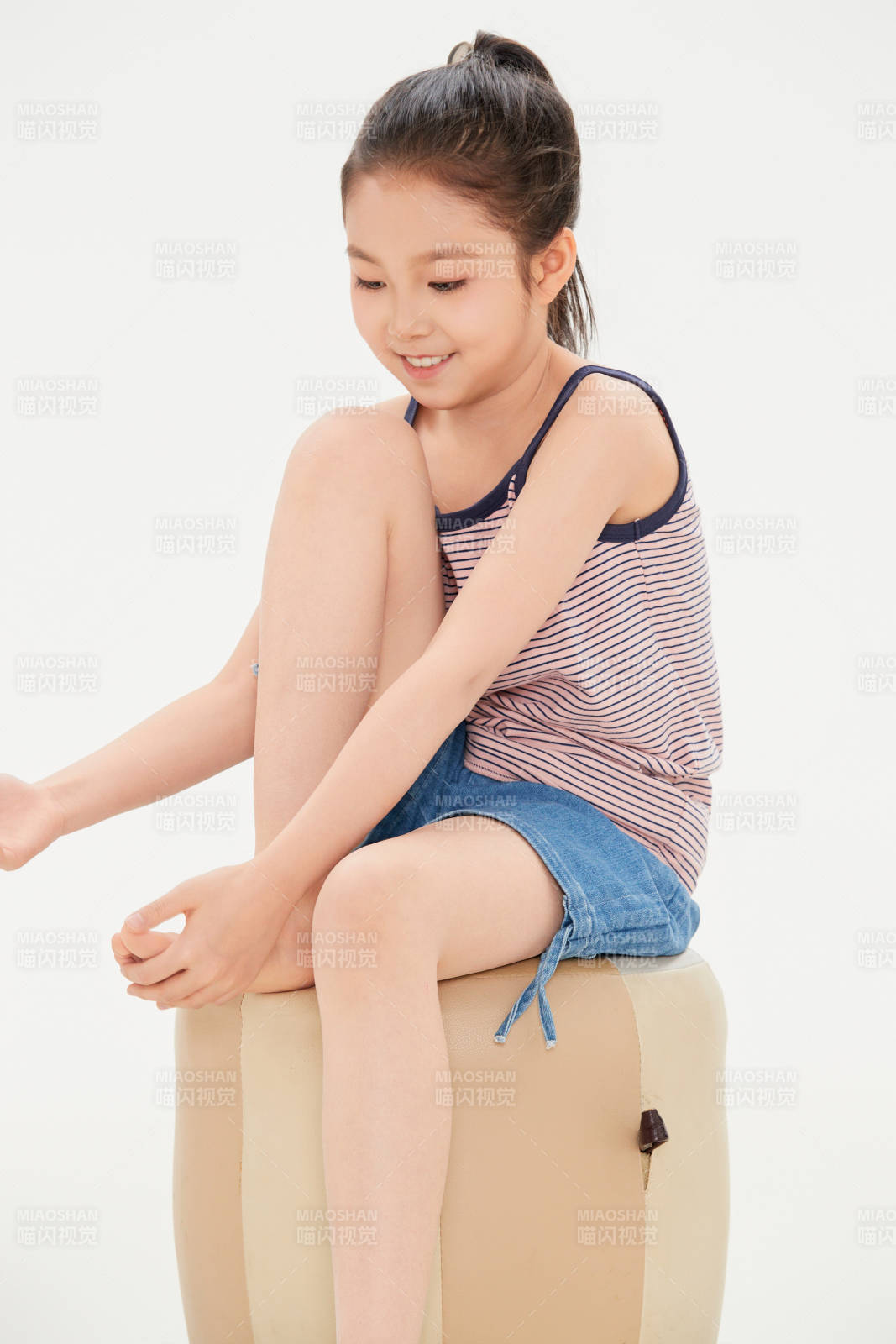 白色背景里的活泼可爱的中国小女孩儿童图片