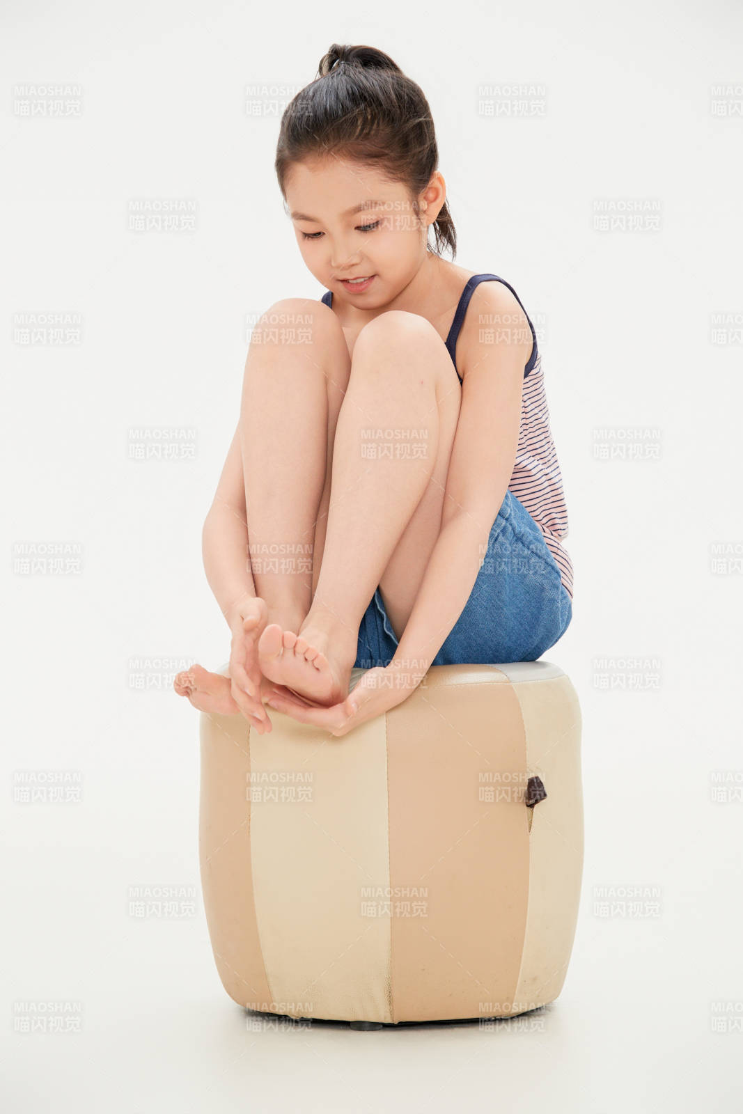 白色背景里的活泼可爱的中国小女孩儿童图片