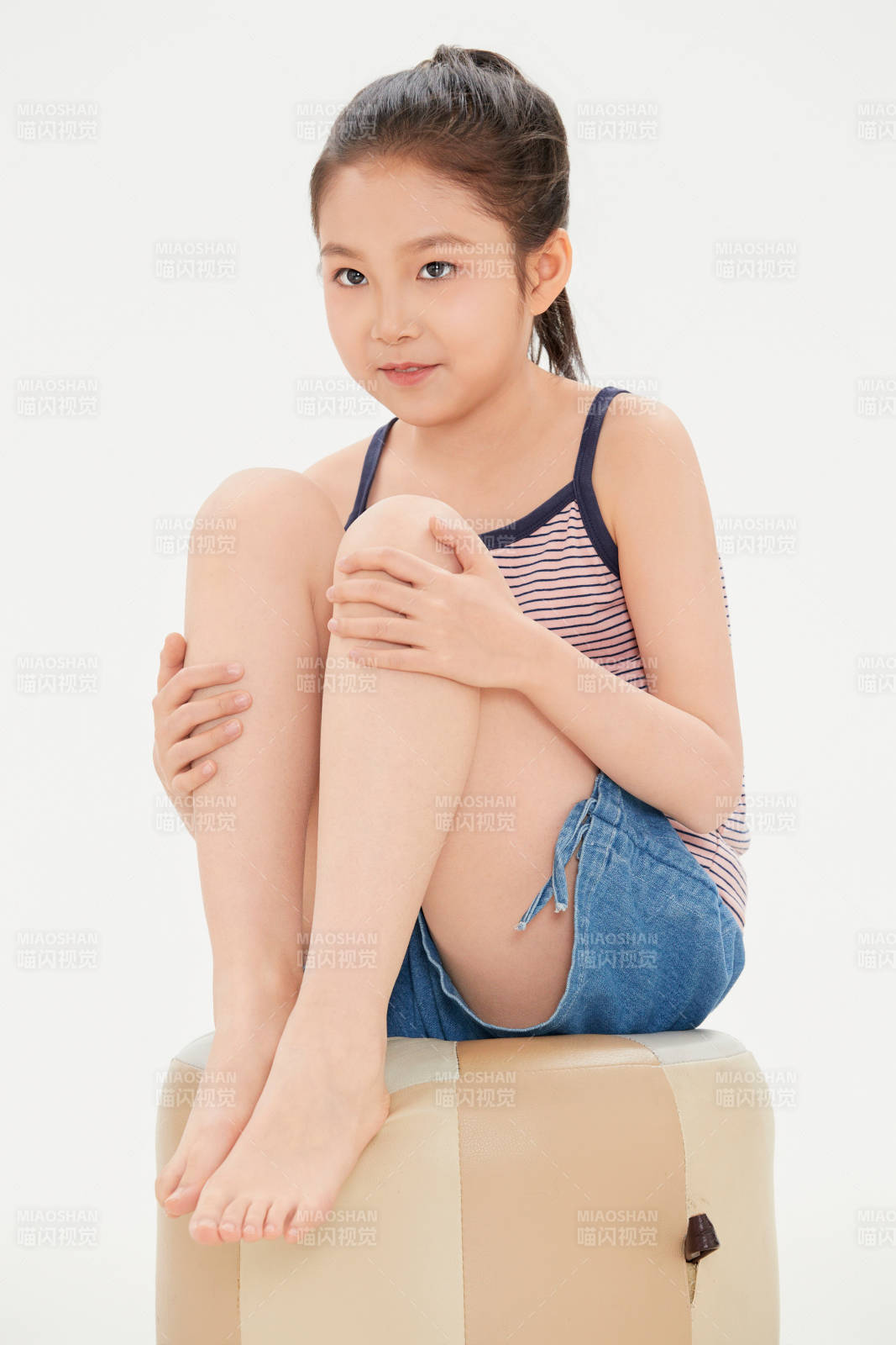 白色背景里的活泼可爱的中国小女孩儿童图片