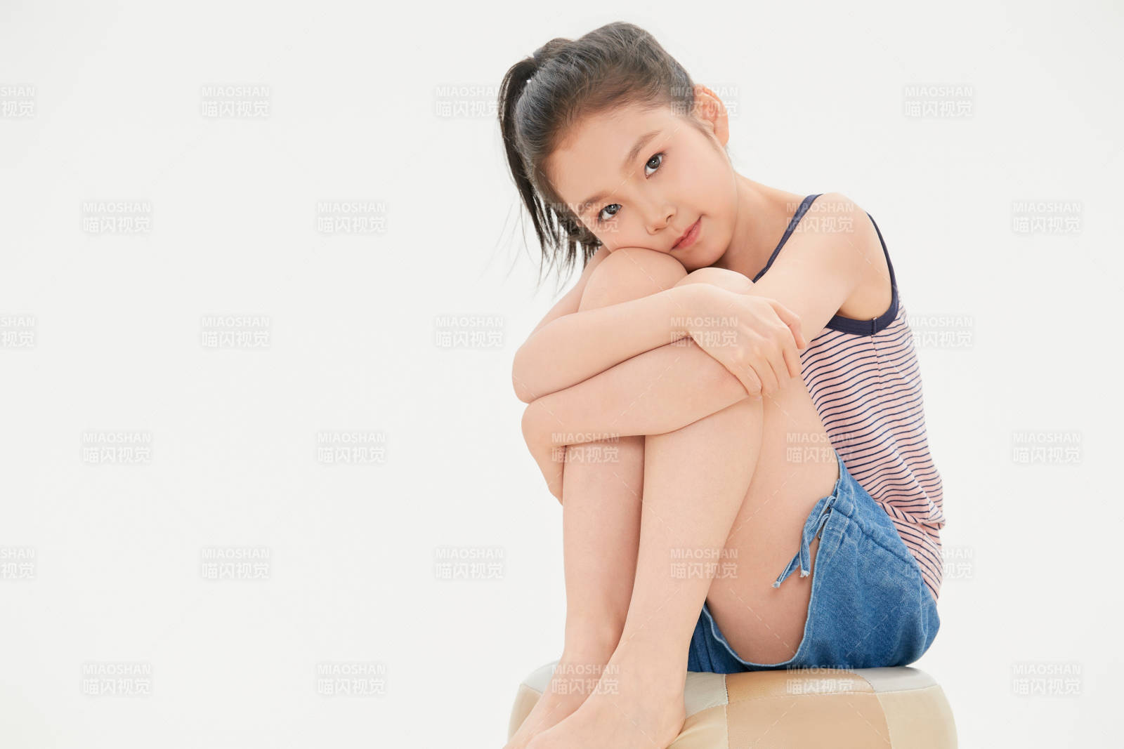 白色背景里的活泼可爱的中国小女孩儿童图片