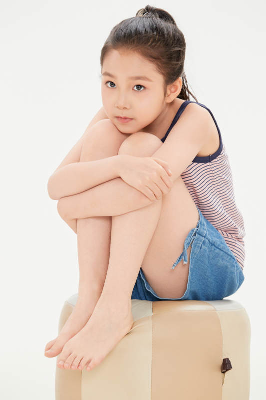 白色背景里的活泼可爱的中国小女孩儿童图片