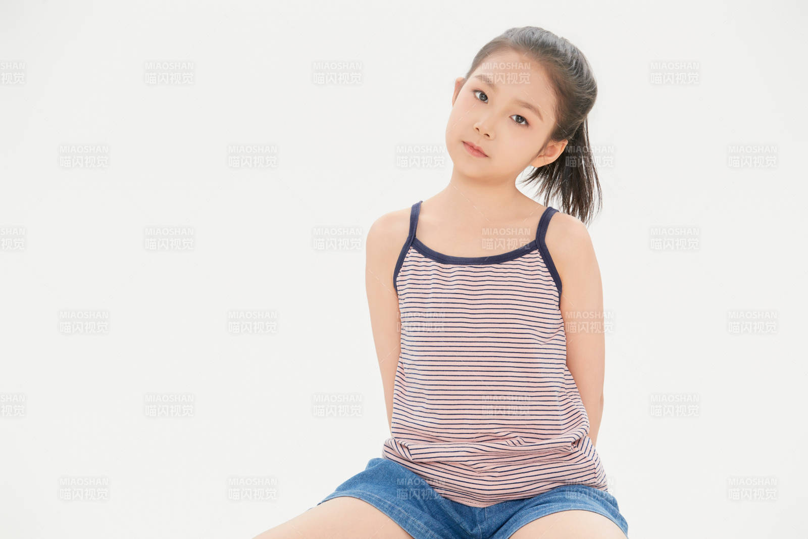 白色背景里的活泼可爱的中国小女孩儿童图片