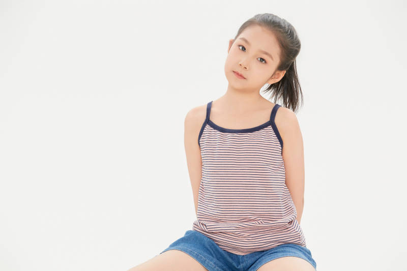 白色背景里的活泼可爱的中国小女孩儿童图片