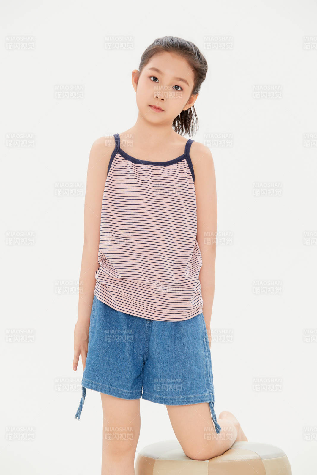 白色背景里的活泼可爱的中国小女孩儿童图片