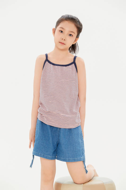 白色背景里的活泼可爱的中国小女孩儿童图片