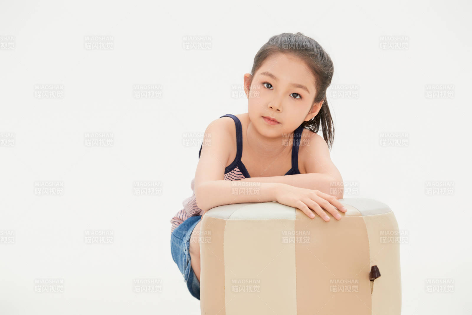 白色背景里的活泼可爱的中国小女孩儿童图片