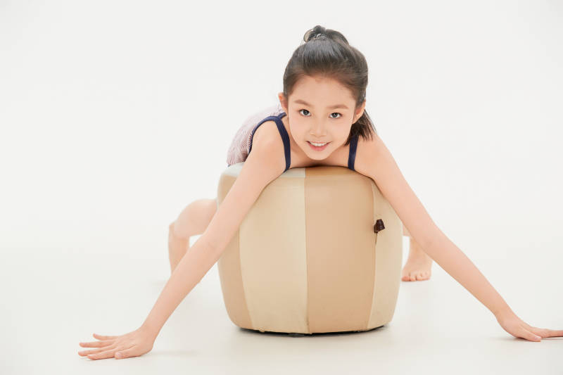 白色背景里的活泼可爱的中国小女孩儿童图片