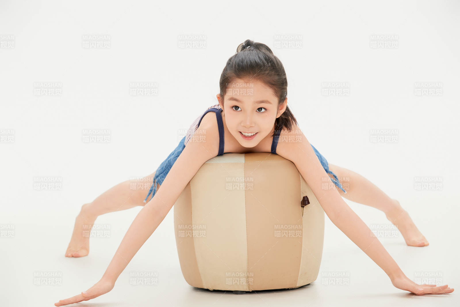 白色背景里的活泼可爱的中国小女孩儿童图片