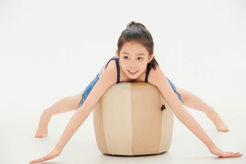 白色背景里的活泼可爱的中国小女孩儿童图片