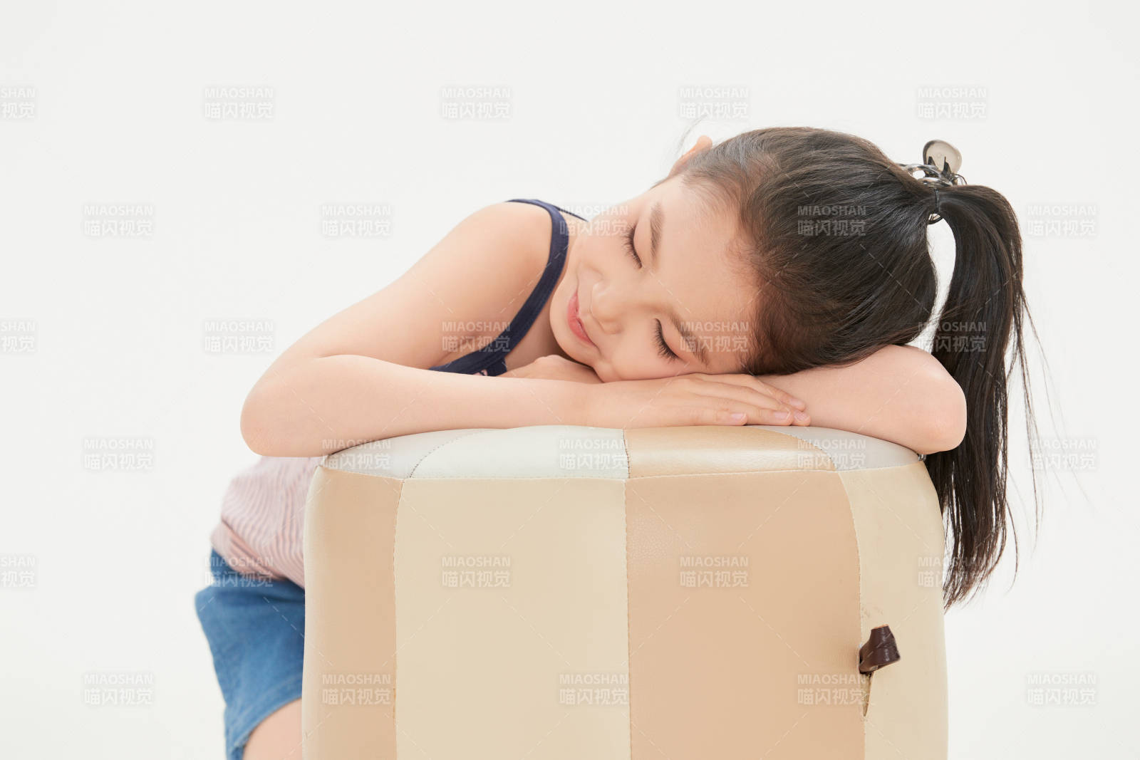 白色背景里的活泼可爱的中国小女孩儿童图片