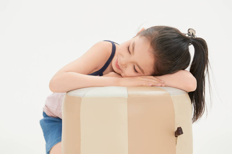 白色背景里的活泼可爱的中国小女孩儿童图片