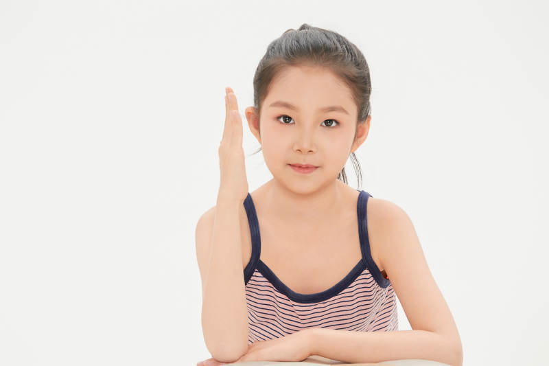 白色背景里的活泼可爱的中国小女孩儿童图片