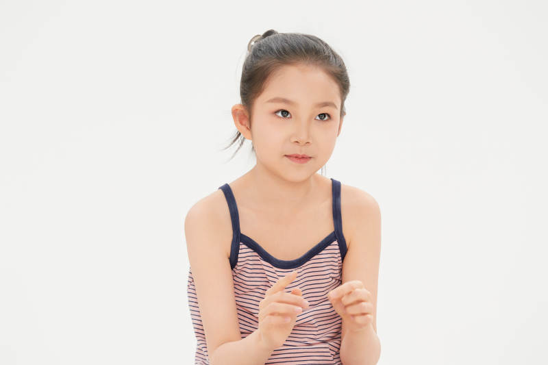 白色背景里的活泼可爱的中国小女孩儿童图片