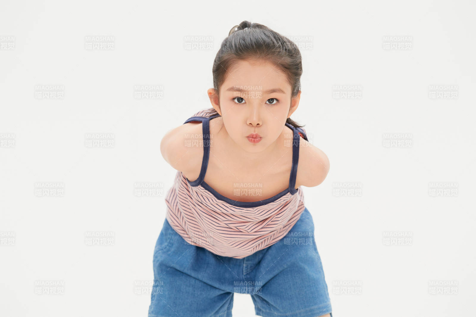 白色背景里的活泼可爱的中国小女孩儿童图片