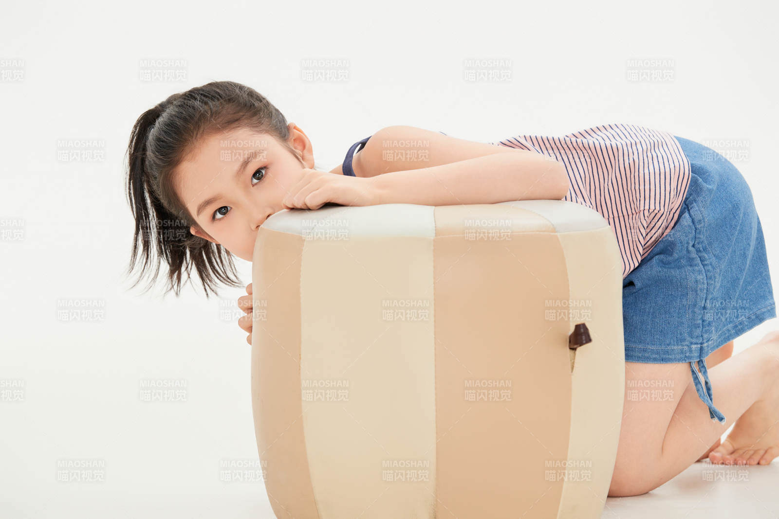 白色背景里的活泼可爱的中国小女孩儿童图片