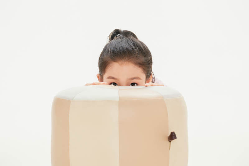 白色背景里的活泼可爱的中国小女孩儿童图片