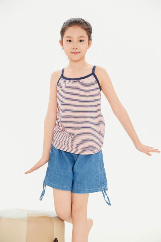 白色背景里的活泼可爱的中国小女孩儿童图片