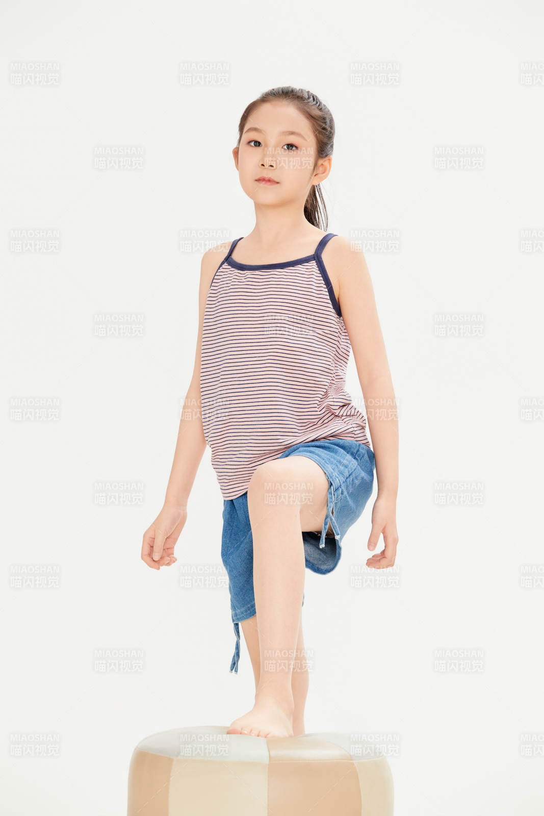 白色背景里的活泼可爱的中国小女孩儿童图片