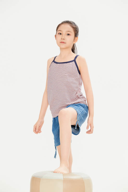 白色背景里的活泼可爱的中国小女孩儿童图片