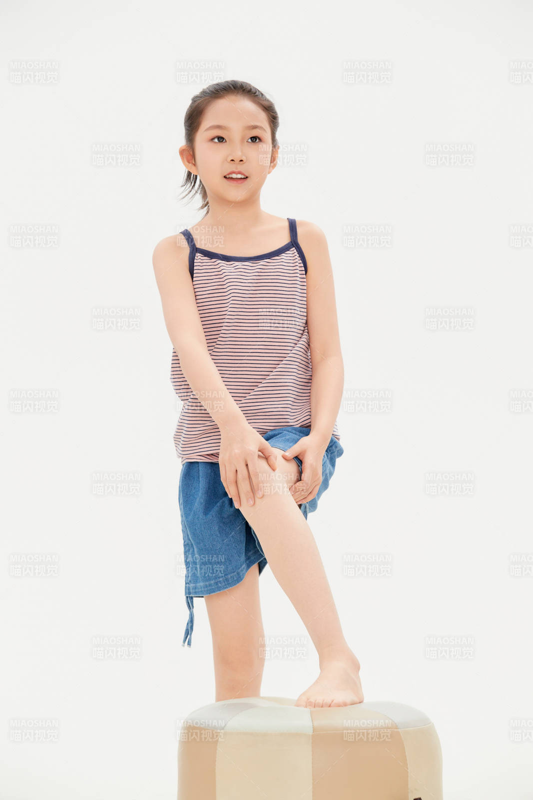 白色背景里的活泼可爱的中国小女孩儿童图片