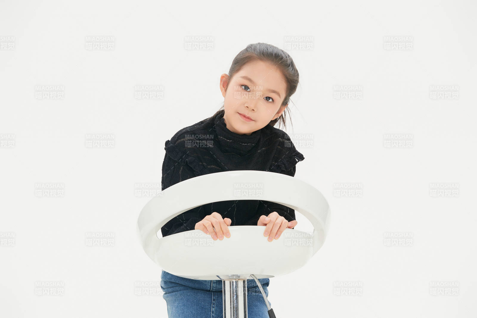 白色背景里的活泼可爱的中国小女孩儿童图片