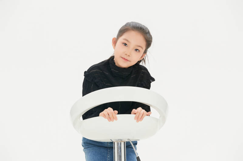 白色背景里的活泼可爱的中国小女孩儿童图片